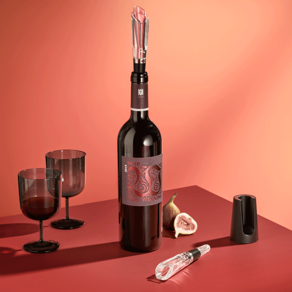 Vine wine aerator and pourer